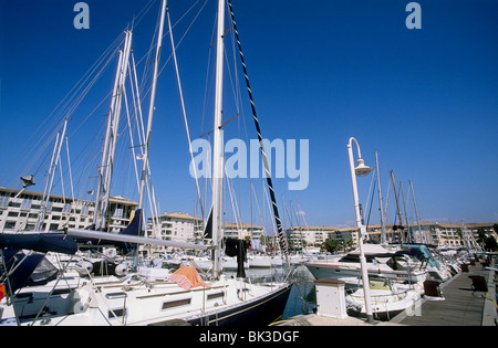 L'hôtel moderne et nouvelle marina de Frejus Banque D'Images