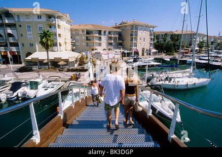 L'hôtel moderne et nouvelle marina de Frejus Banque D'Images