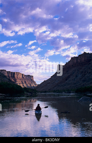 Kayak le fleuve Colorado à l'espagnol en bas Canyonlands National Park, en Utah. Banque D'Images