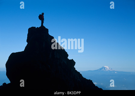 Climber sur spire au 10 000 pieds du Mont Rainier Mount Rainer National Park, Washington. Banque D'Images