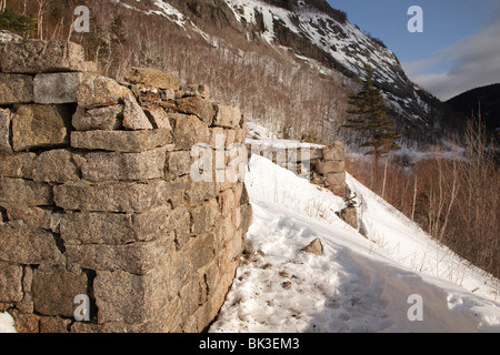 Crawford Notch State Park - Vestiges de la Mt. Willard Article Chambre. Cette maison était située à la fin de l'Willey Brook Trestle le long de la vieille Maine Central Railroad dans les Montagnes Blanches du New Hampshire, USA Banque D'Images