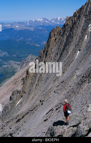 Un grimpeur est haut sur le côté de Long's Peak en haut de "l'Abreuvoir" dans le Parc National des Montagnes Rocheuses, au Colorado. Banque D'Images