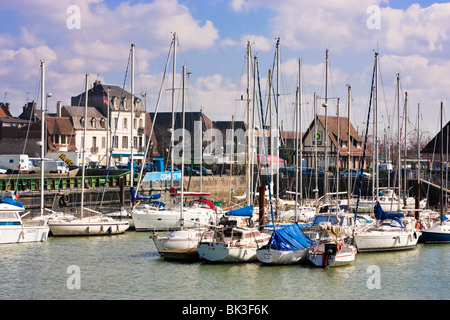 Yachts et bateaux dans le Bassin Morny, Deauville, Normandie, France Banque D'Images