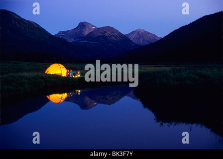 Camping en famille le long de la fourche de la Stillwater à Bear River Meadows Noël dans les montagnes du nord de l'Uinta dans l'Utah. Banque D'Images