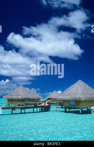 Bungalows sur pilotis au Moana Beach Park Royal Hotel sur l'île de Bora Bora dans les îles de la société de la Polynésie française. Banque D'Images