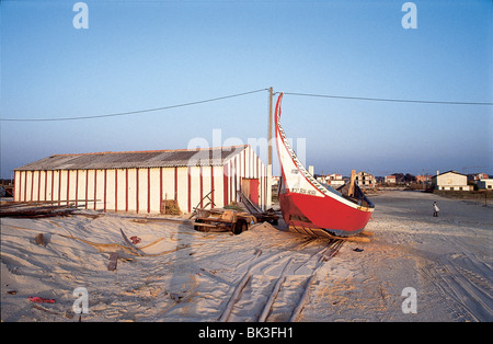 Un moliceiro portugais, un bateau de pêche aux couleurs vives près d'Aveiro, au Portugal Banque D'Images