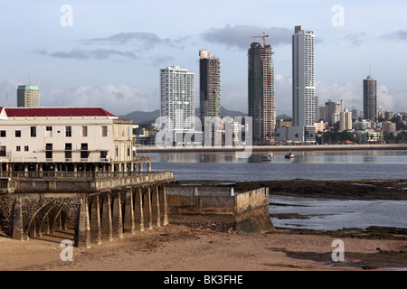 Bâtiment en ruine dans la région de Casco Viejo à marée basse , Paitilla gratte-ciel en arrière-plan , la ville de Panama , Panama Banque D'Images