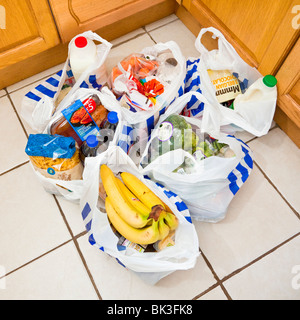 Les sacs d'épicerie, sacs, sacs de magasinage sur un plancher de la cuisine, England, UK Banque D'Images