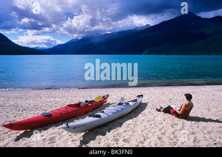 Camp de kayak sur la plage de Rainbow Falls sur Azure Lake dans le parc provincial Wells Gray, British Columbia, Canada. Banque D'Images