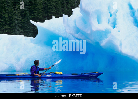 Kayak dans le fjord Endicott Arm dans la terreur - gués Tracy Arm, zone de nature sauvage de la Forêt Nationale Tongass, Chaîne côtière, l'Alaska. Banque D'Images