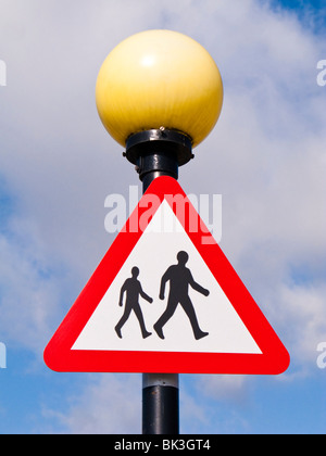 Panneau routier piéton traversant, sécurité routière, avec des gens marchant dans un triangle rouge, Angleterre Royaume-Uni. Panneaux d'avertissement. Banque D'Images