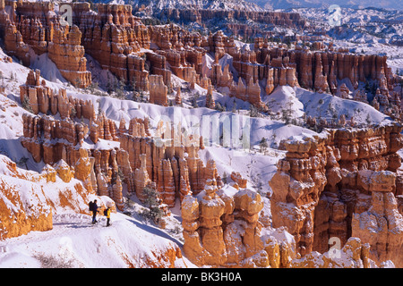 La raquette à neige au-dessous de Sunset Point à Bryce Canyon National Park, Utah. Banque D'Images