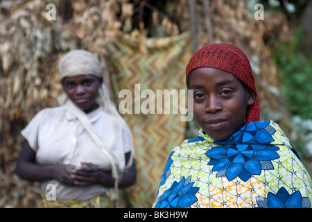 Les villageois de Pygmées à l'anniversaire de la sanglante 1994 massacre principalement des Tutsis. Région de Kibeho au Rwanda, l'Afrique Banque D'Images