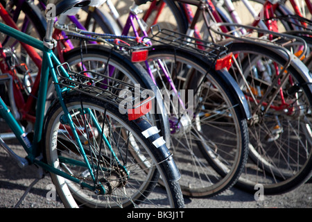 Roues arrière de vélos garés , Finlande Banque D'Images