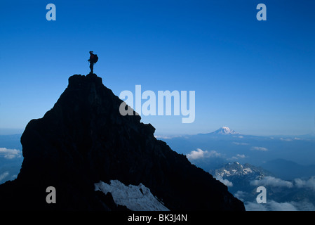 Climber sur spire au 10 000 pieds du Mont Rainier Mount Rainer National Park, Washington. Banque D'Images