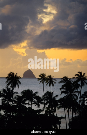 Le soleil se couche derrière Diamond Rock vue de l'île de la Martinique dans la mer des Caraïbes. Banque D'Images