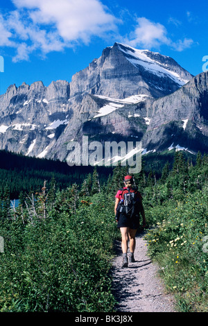 Randonnée sur glacier Grinnell ci-dessous Mount Gould dans la région du Glacier de nombreux de Glacier National Park, Montana. Banque D'Images