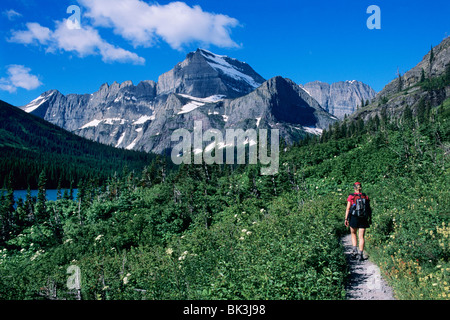 Randonnée sur glacier Grinnell ci-dessous Mount Gould dans la région du Glacier de nombreux de Glacier National Park, Montana. Banque D'Images