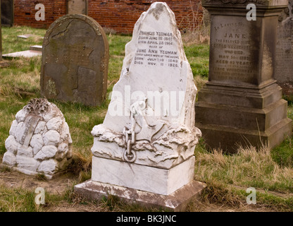 Les pierres tombales dans un cimetière abandonné Banque D'Images