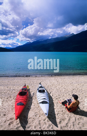 Camp de kayak sur la plage de Rainbow Falls sur Azure Lake dans le parc provincial Wells Gray, British Columbia, Canada. Banque D'Images