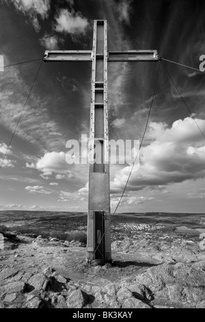 Une croix en bois dans les landes du Otley Chevin, West Yorkshire, est créé chaque année pour célébrer Pâques Banque D'Images