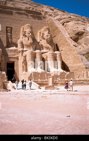 Deux énormes sculptures de roche au site historique du Temple de Ramsès II à Abu-Simbel, Égypte Banque D'Images