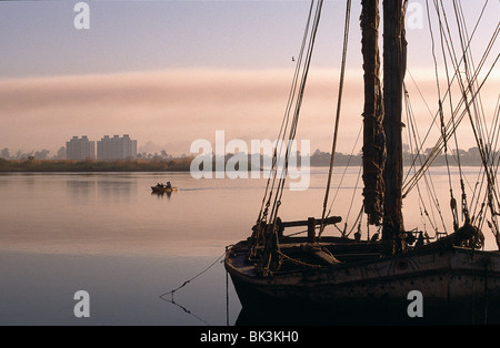 Un bateau de Felucca et une barque sur le Nil en Égypte Banque D'Images