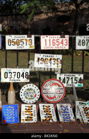 Anciennes plaques d'immatriculation de voiture à vendre , Casco Viejo , Panama City , Panama Banque D'Images