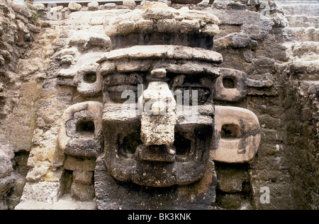 Masque de dieu de la pluie Chac orne la façade d'une pyramide à l'Acropole Nord, ruines mayas, Tikal, Guatemala Banque D'Images