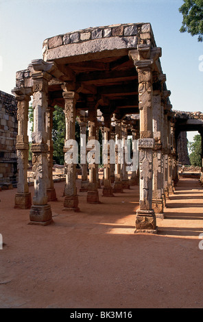 Cloître à piliers autour des ruines de la Quwwat-ul-Islam mosquée à la complexe Qutb à Delhi, Inde Banque D'Images