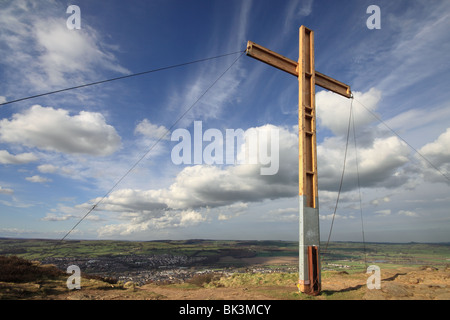 Une croix en bois dans les landes du Otley Chevin, West Yorkshire, est créé chaque année pour célébrer Pâques Banque D'Images