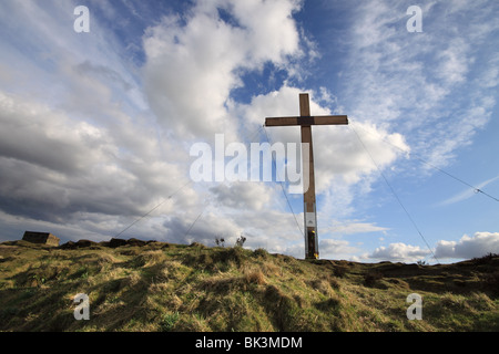 Une croix en bois dans les landes du Otley Chevin, West Yorkshire, est créé chaque année pour célébrer Pâques Banque D'Images