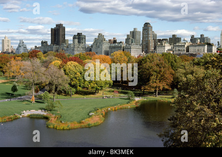 L'East Side de Manhattan et Turtle Pond comme vu du château dans Central Park à New York. Banque D'Images