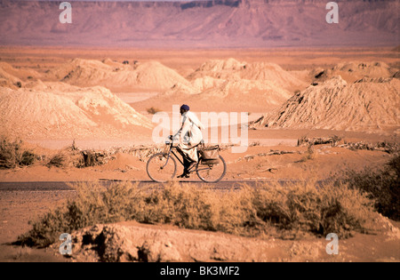 Bicycle Rider à Ouarzazate Province près de El Kelaa, Maroc Banque D'Images