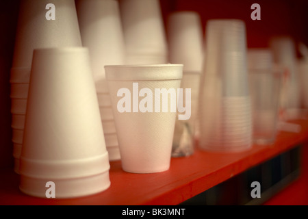 Tas de nouvelles tasses en polystyrène assis sur un plateau rouge, selective focus Banque D'Images