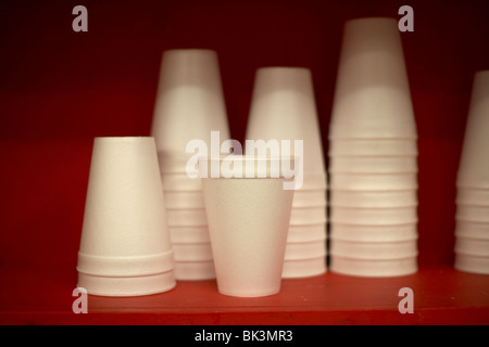 Tas de nouvelles tasses en polystyrène assis sur un plateau rouge, selective focus Banque D'Images