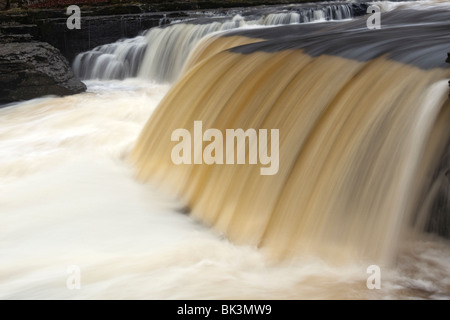 Aysgarth Falls et Yorkshire Dales, Yorkshire, Angleterre, ce sont les middle falls Banque D'Images