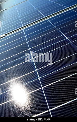 Les panneaux photovoltaïques solaires modernes avec beaucoup de cellules bleu avec vue en perspective. Super pour l'énergie et de l'environnement thèmes. Banque D'Images