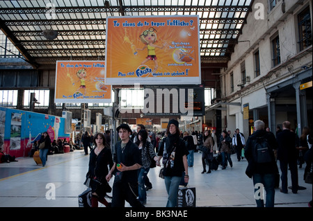 Paris, France, grande foule de personnes voyageant dans la gare SNCF 'Gare d'Austerlitz', avec boissons gazeuses en plein air panneaux publicitaires sur l'affichage, vacances, hall Banque D'Images