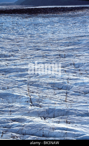 Vue aérienne d'un glacier nord-américain avec des crevasses et des lignes de crête dans l'État d'Alaska, aux États-Unis Banque D'Images