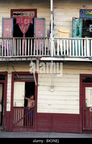 Homme debout dans la porte de maison en bois , Casco Viejo , la ville de Panama , Panama Banque D'Images