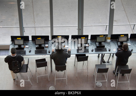 Les hommes à l'aide d'ordinateurs à la branche principale, la Bibliothèque Publique de Seattle, Seattle, Washington Banque D'Images