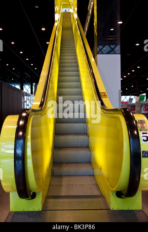 L'intérieur de l'escalator jaune vif succursale du centre-ville de Seattle, la Bibliothèque Publique de Seattle, Washington Banque D'Images