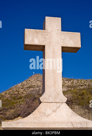 Une croix ici et se trouver sous un ciel bleu à l'église Santo Nino de Atocha, près de Trois Rivières, Nouveau Mexique. Banque D'Images