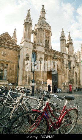 Les vélos garés devant l'entrée de Kings College, Université de Cambridge, Royaume-Uni Banque D'Images