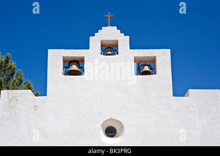 Blanc brillant sous un ciel bleu, le Saint François de Paula Mission franciscaine n'a pas servi depuis 1865 dans la région de Tularosa, NM Banque D'Images