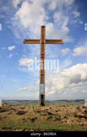 Une croix en bois dans les landes du Otley Chevin, West Yorkshire, est créé chaque année pour célébrer Pâques Banque D'Images