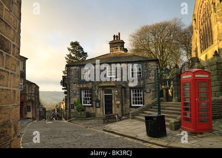 Rue principale de la ville de Haworth dans le Yorkshire de l'Ouest, qui est connu pour avoir la maison des soeurs Bronte Banque D'Images