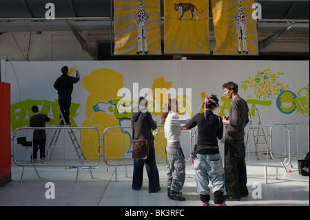 Paris, France, groupe d'adolescents parlant peinture, jeunes peints muraux dans la gare d'Austerlitz, jeunes citadins, mur de gare, artistes de rue Banque D'Images