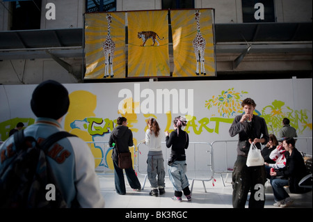 Paris, France, Groupe de jeunes Français Painting Wall Mural dans 'La Gare d'Austerlitz Gare', Banque D'Images